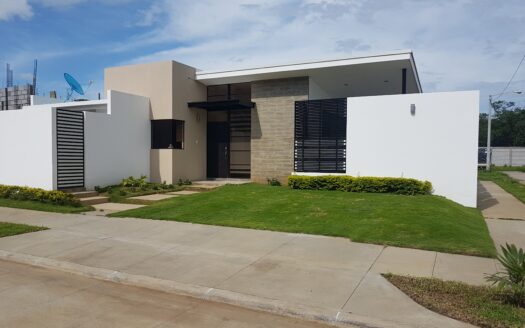 Casa en Residencial Muscari Carretera Masaya