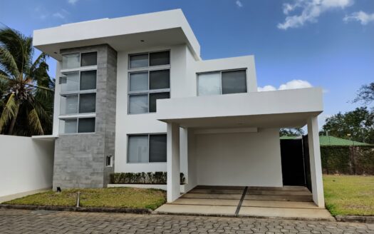 Casa Nuevas en Condominio Entrada a Santo Domingo